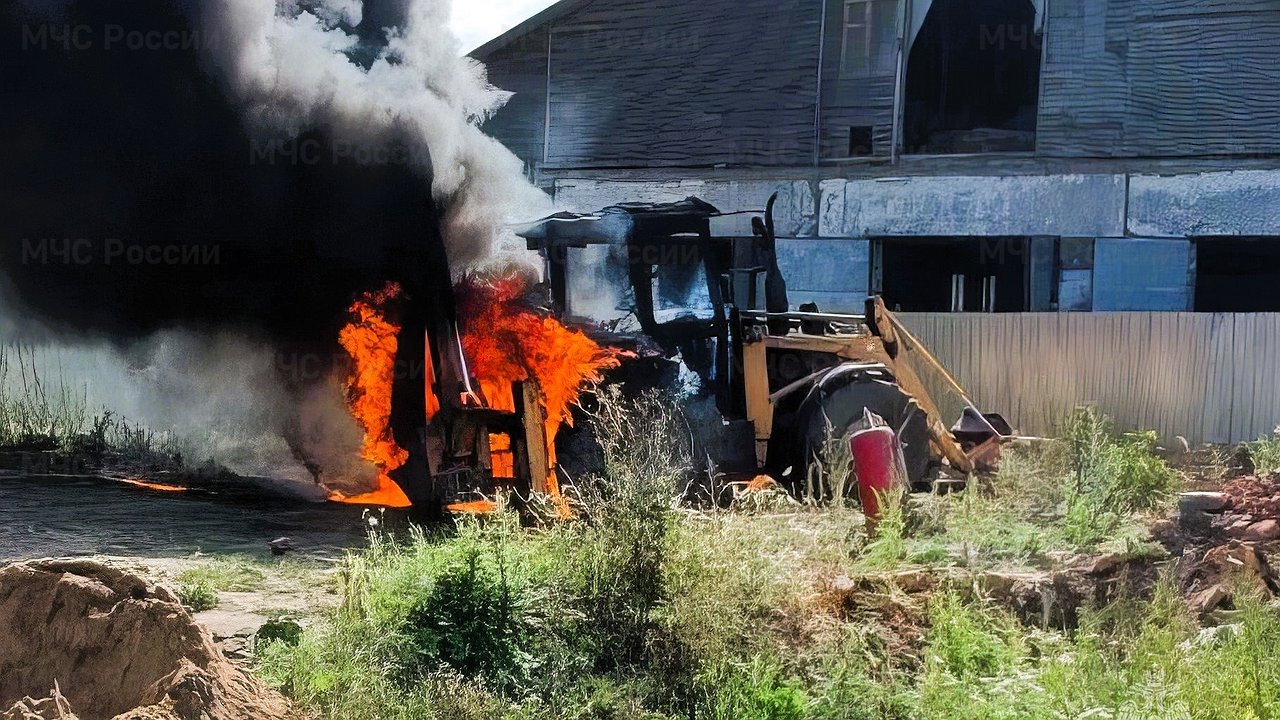 Главная картинка новости: В Чувашии загорелся экскаватор