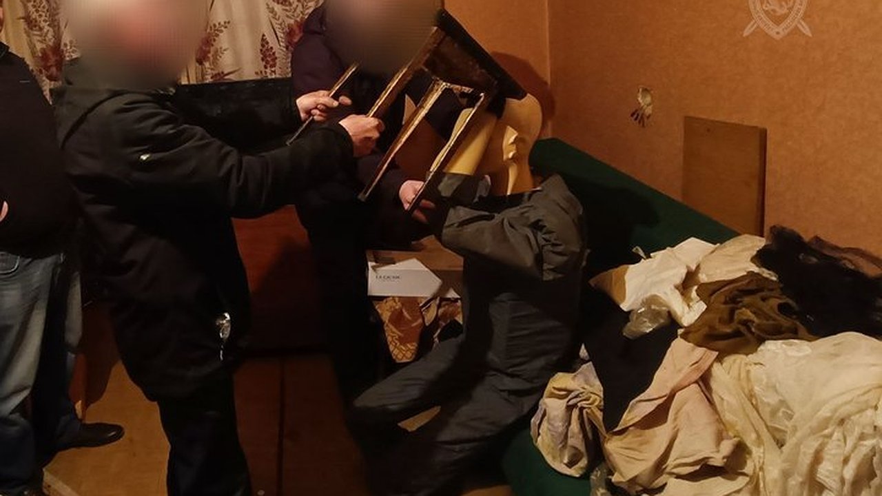 Главная картинка новости: В Канаше мужчина убил брата, вонзив ему в грудь нож