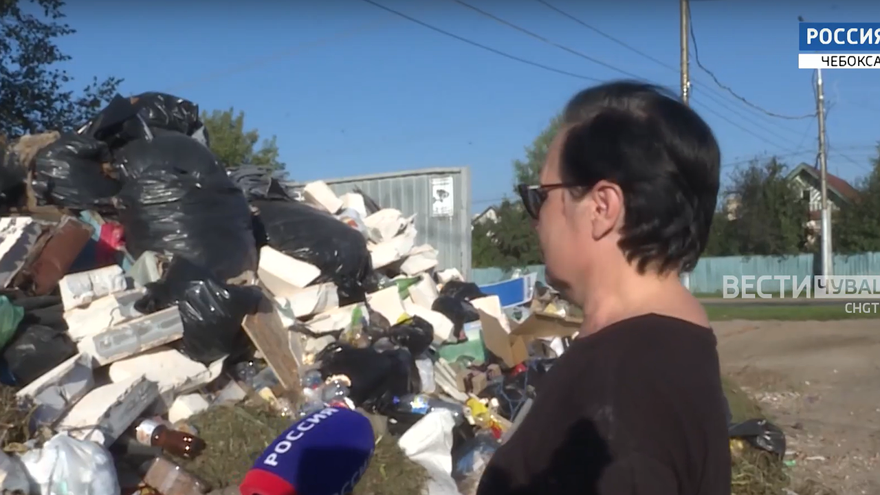Главная картинка новости: Из чебоксарских дворов начали вывозить мусор