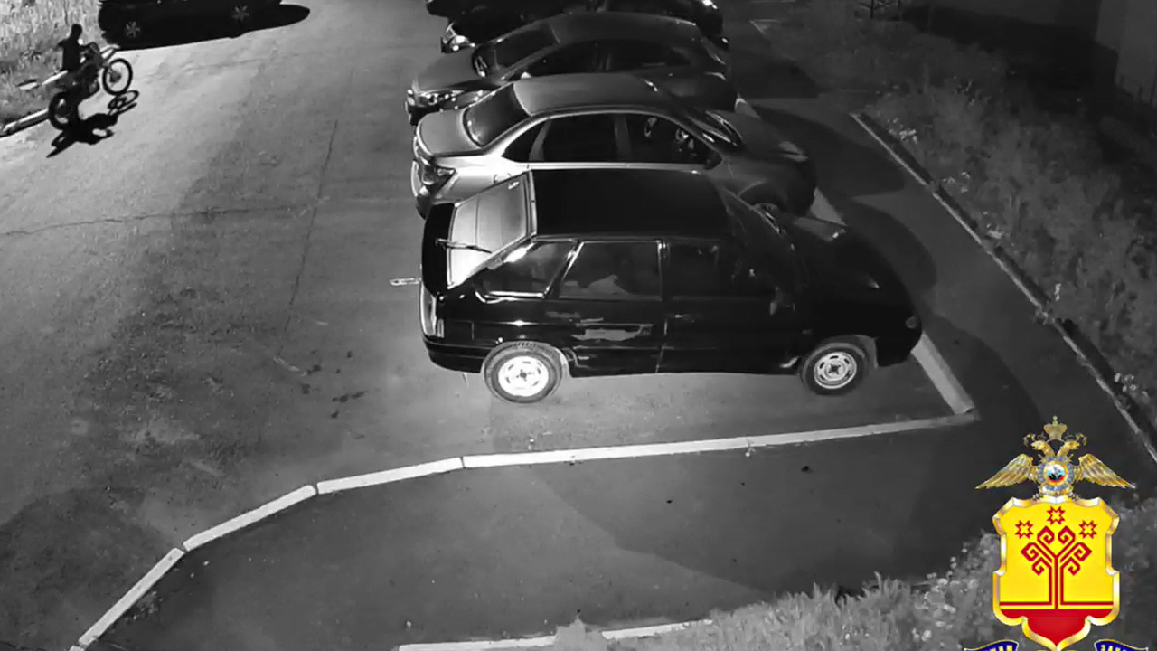 Главная картинка новости: В Чебоксарах подросток ночью угнал питбайк и целый день гонял по полю