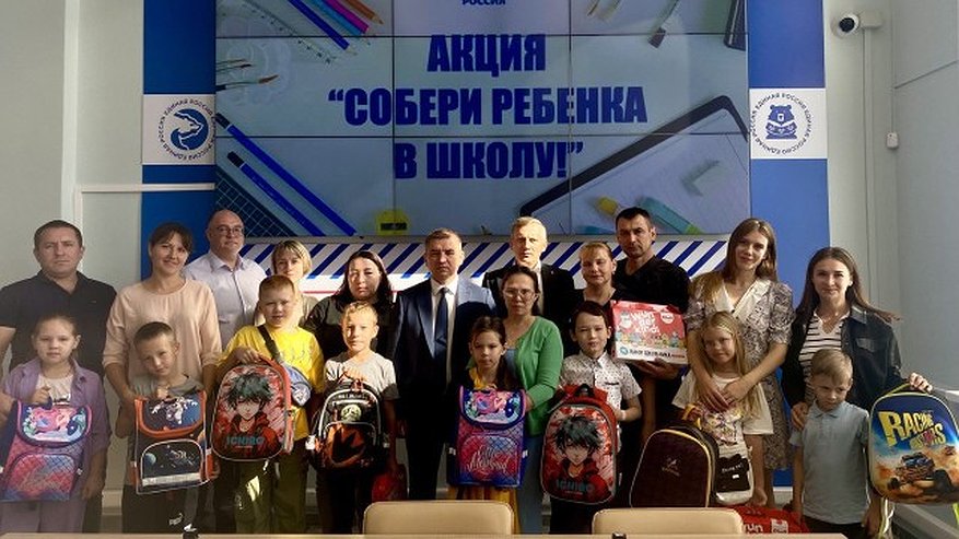 Главная картинка новости: Акция "Собери ребенка в школу" состоялась в Чебоксарах: ребятам вручили школьные рюкзаки с принадлежностями
