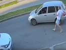 В Чебоксарах мужчина выгнал из машины пьяного водителя, который несколько раз наехал на бордюр