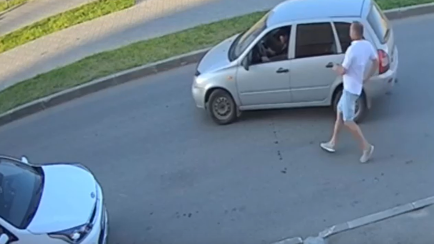 Главная картинка новости: В Чебоксарах мужчина выгнал из машины пьяного водителя, который несколько раз наехал на бордюр