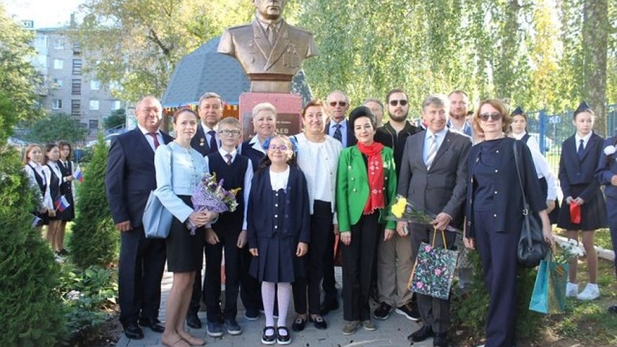 В Чебоксарах дочь космонавта Андрияна Николаева возложила цветы на его мемориале