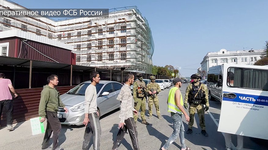 Главная картинка новости: На стройке в Доме правительства Чувашии задержали нелегалов