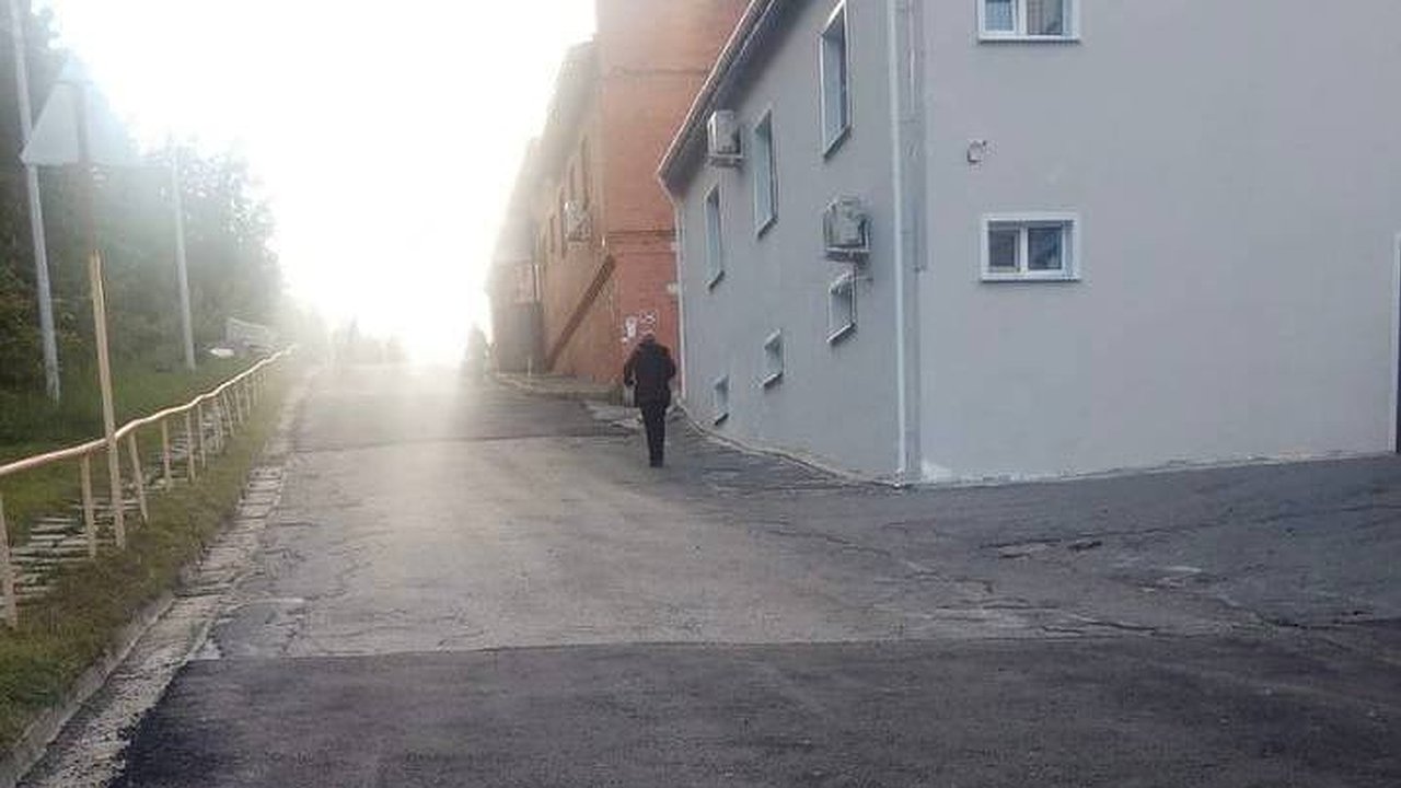 Главная картинка новости: В мкр Байконур ребенок упал с велосипеда и получил травму из-за ям на дороге