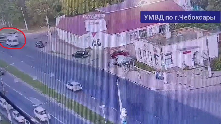 Главная картинка новости: В Чебоксарах столкнулись "Тойота" и автобус "Форд": два человека травмированы