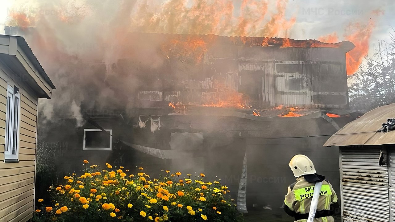 Главная картинка новости: Пожарные Чувашии спасли два частных дома от полного уничтожения огнем