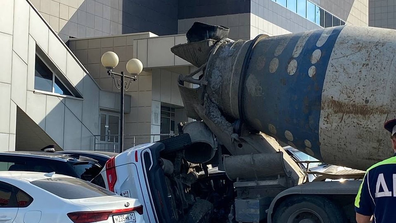 Главная картинка новости: В Чебоксарах бетономешалка задним ходом влетела в припаркованные у ТЦ "Карусель" машины