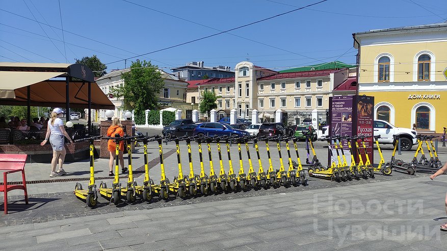 Минтранс предложил ограничить скорость езды на самокате вблизи пешеходов