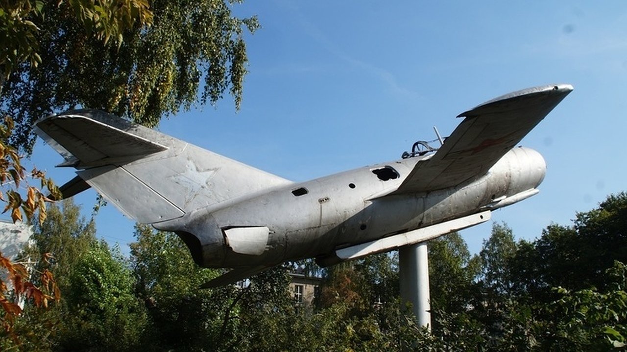 Главная картинка новости: Самолет-памятник МиГ-15 отремонтируют и передадут городу