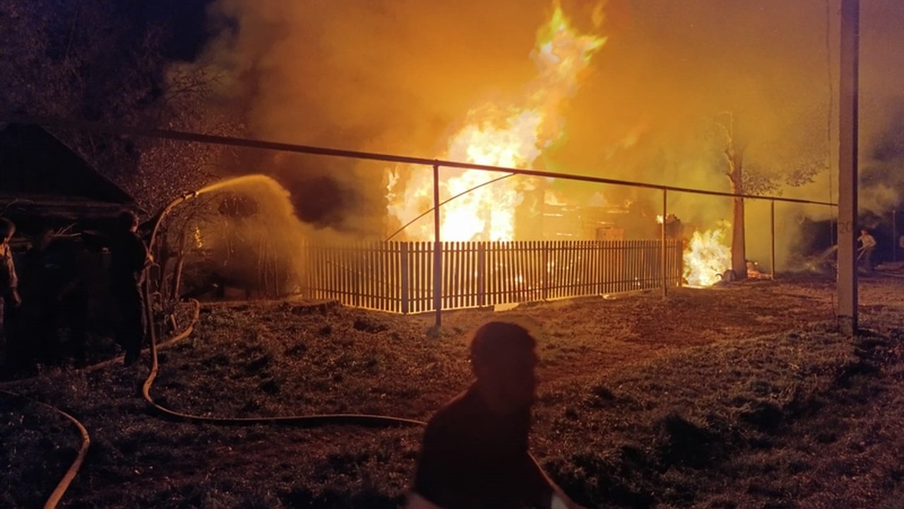 Главная картинка новости: В Красноармейском районе женщина не смогла выбраться из горящего дома и погибла