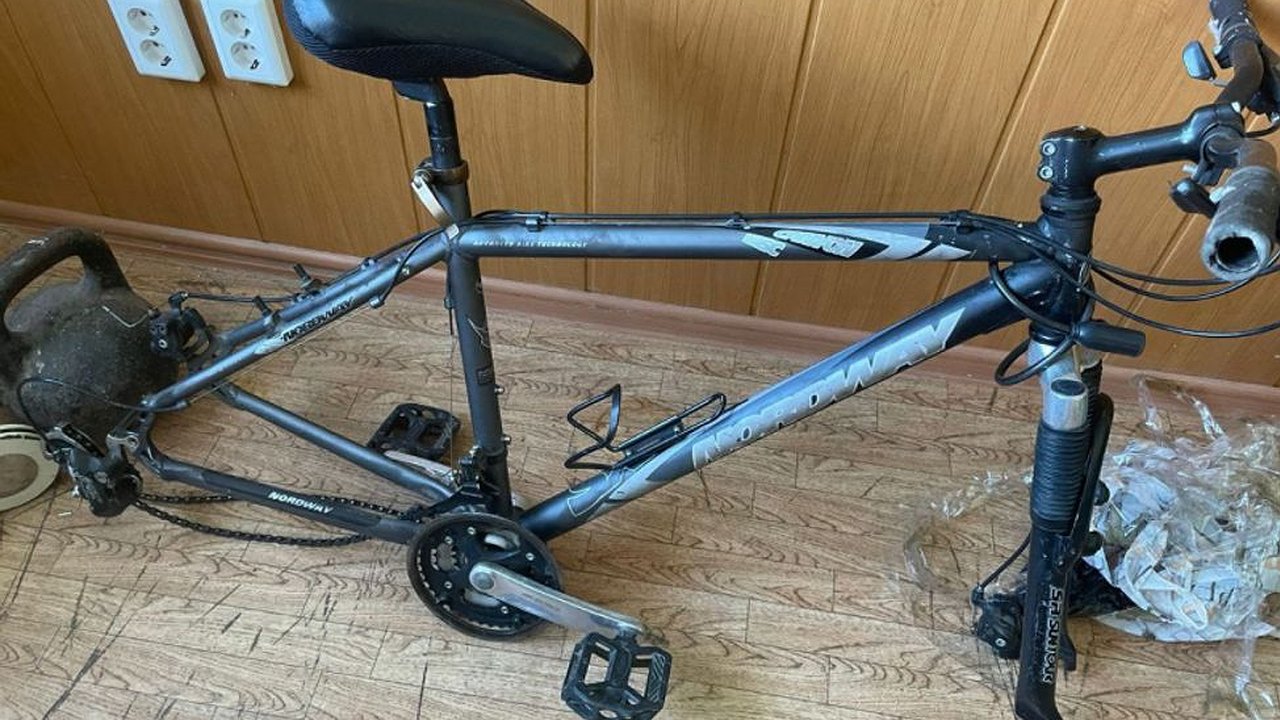 Главная картинка новости: В Чебоксарах полиция разыскивает владельцев разобранных велосипедов, найденных на крыше дома