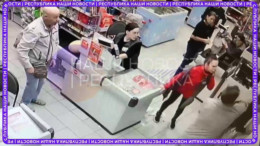 Главная картинка новости: В чебоксарском магазине мужчина с "розочкой" устроил резню