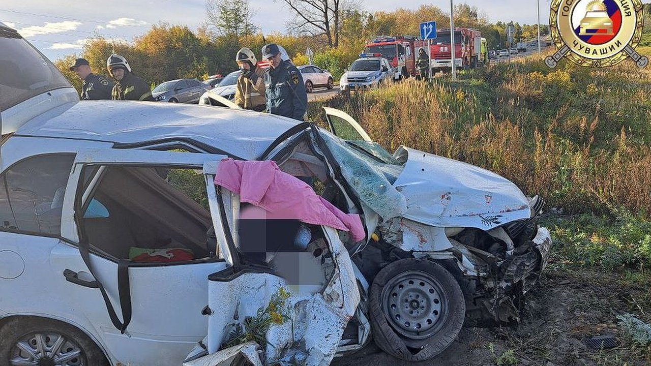 Главная картинка новости: В Новочебоксарске легковушка влетела в поезд: погибла пассажирка авто