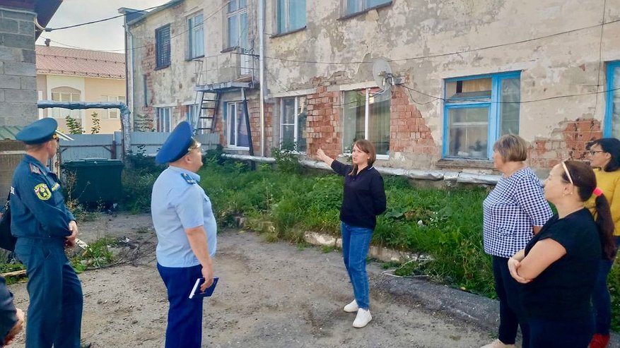 Главная картинка новости: Жильцы развалившегося дома в чувашском селе просят расселения