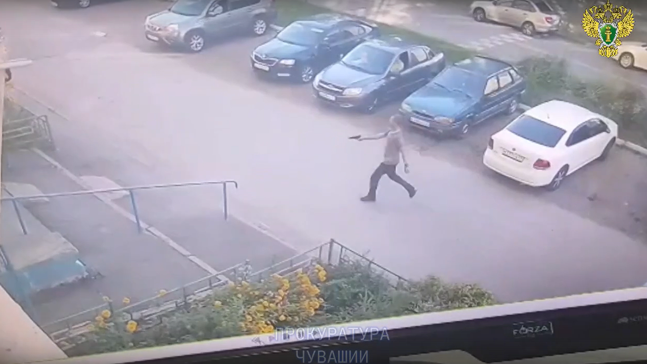 Главная картинка новости: Во дворе на Шумилова мужчина открыл стрельбу за косой взгляд на его автомобиль