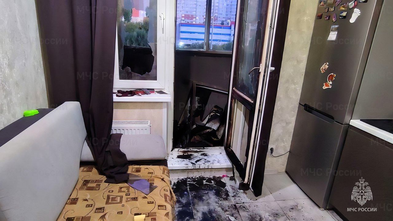 Главная картинка новости: В Чебоксарах в квартире загорелся балкон, пока дома спали трое детей с матерью