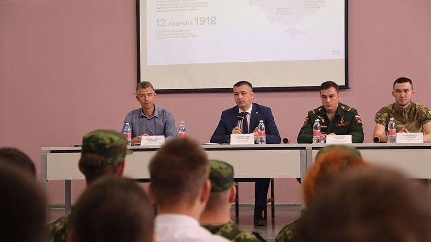 Главная картинка новости: Школьники Чувашии обсудили воссоединение новых регионов с Россией