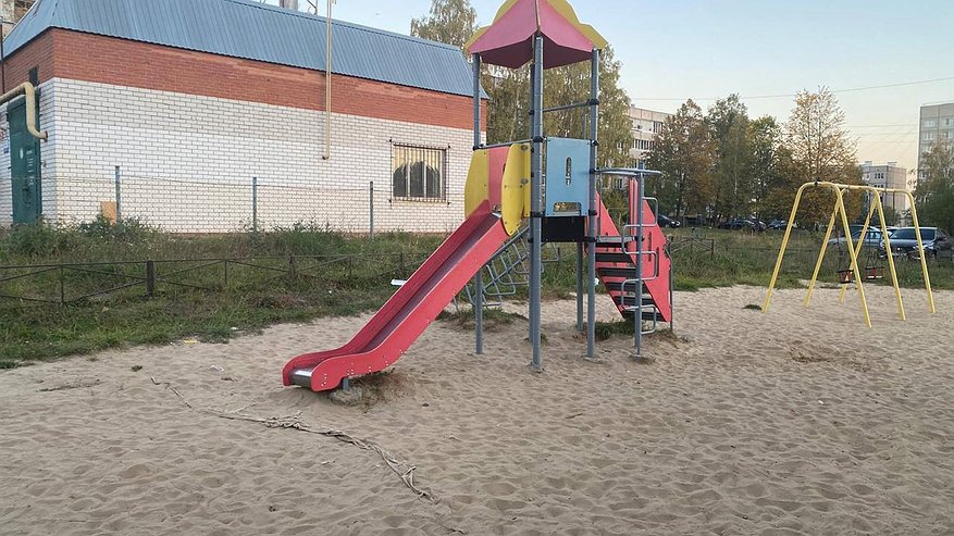 Главная картинка новости: В Канаше девочка сломала руку на детской площадке