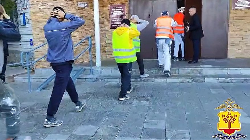 Главная картинка новости: На стройплощадке Дома Советов в Чебоксарах опять выявили нелегалов