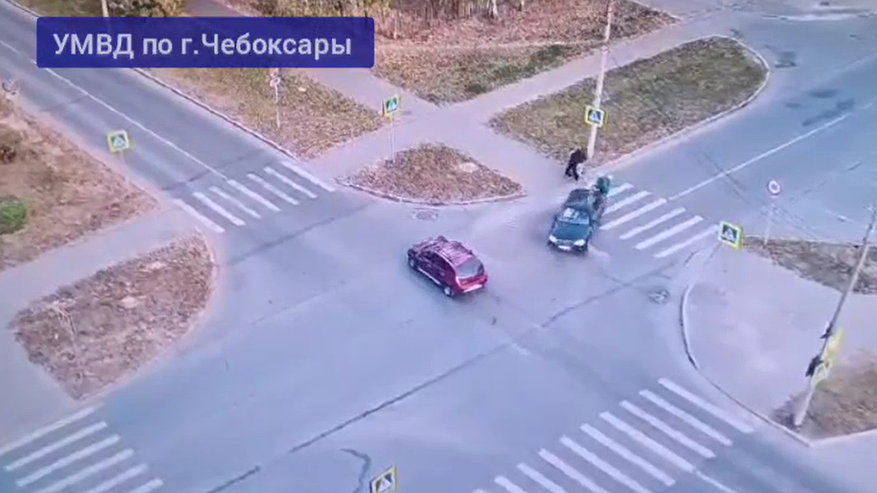 Главная картинка новости: В Чебоксарах отлетевшая после столкновения легковушка сбила пешехода