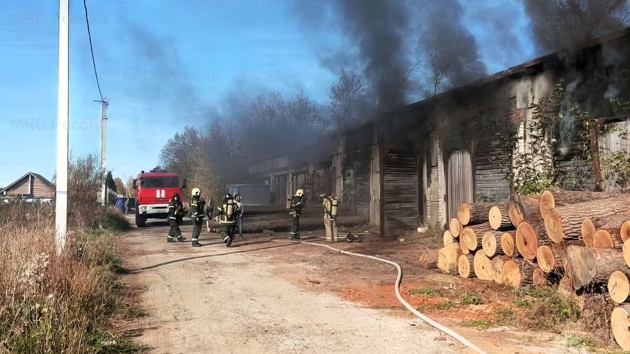 Главная картинка новости: В чувашской деревне горел цех пилорамы