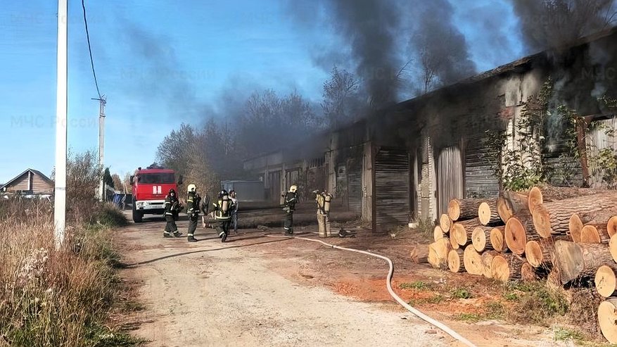 Главная картинка новости: В чувашской деревне горел цех пилорамы