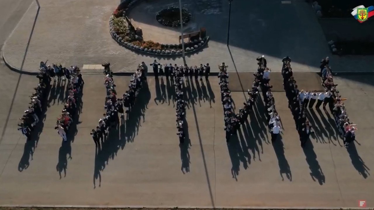 Главная картинка новости: Жители Чувашии поздравили Путина с днем рождения, выстроившись в его фамилию