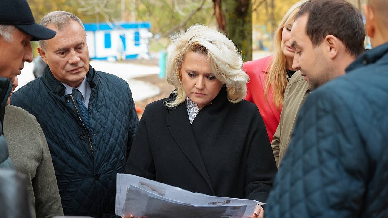 Главная картинка новости: Двор в Чебоксарах благоустраивают с учетом пожеланий жильцов