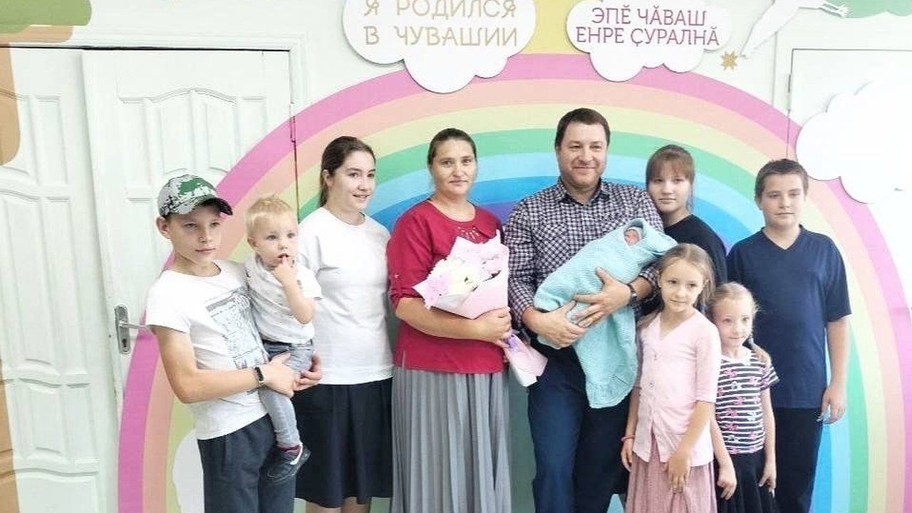 Главная картинка новости: В Чувашии младенцам начали дарить деревянные погремушки и термометры