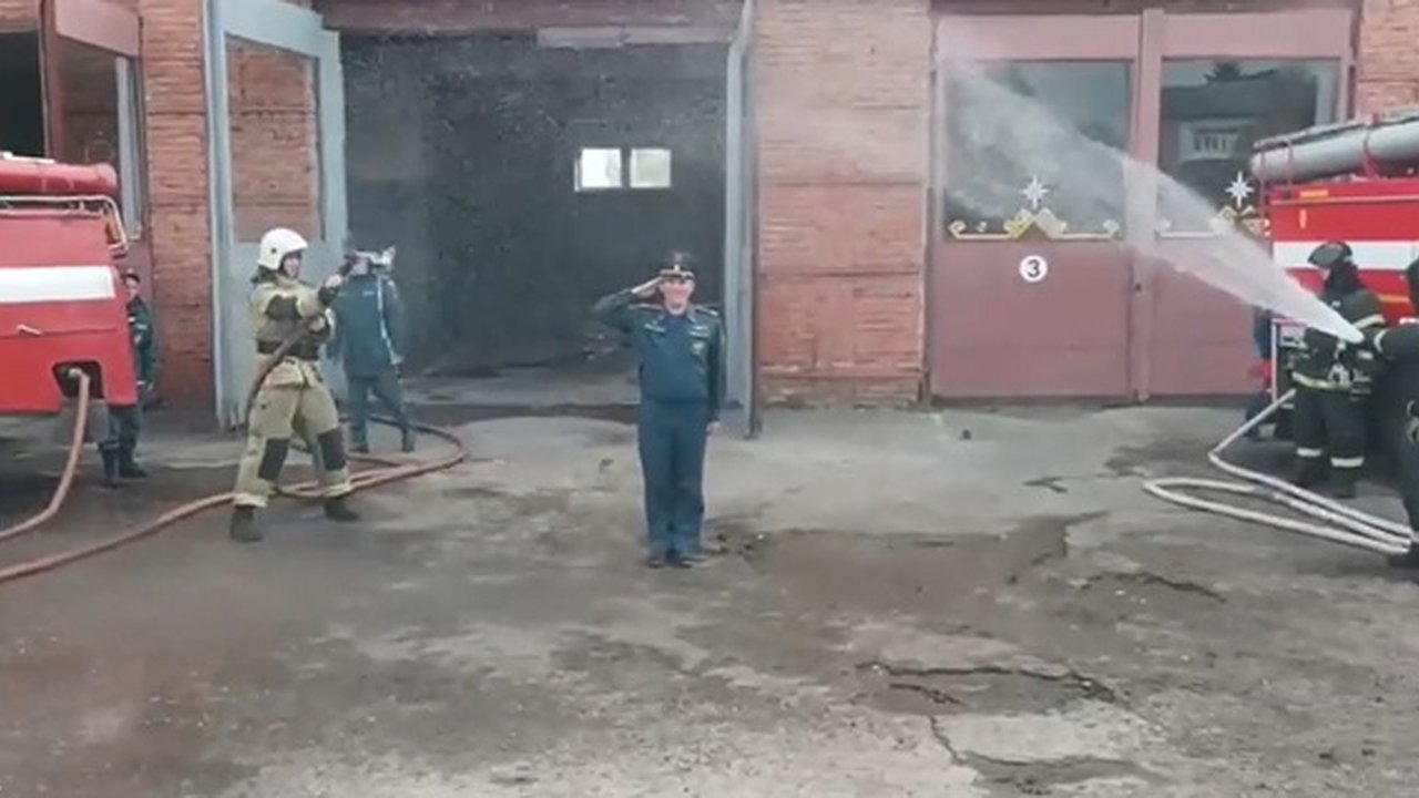 Главная картинка новости: Традиция, проверенная годами: в Чувашии пожарного проводили на пенсию струёй из брандспойта