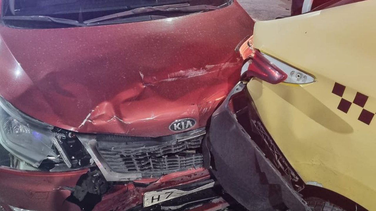 Главная картинка новости: В Чебоксарах на Октябрьском мосту произошло массовое ДТП