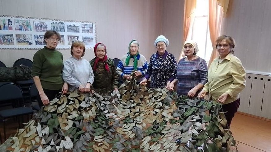 Главная картинка новости: В Чувашии «серебряные» волонтеры плетут маскировочные сети и изготавливают окопные свечи