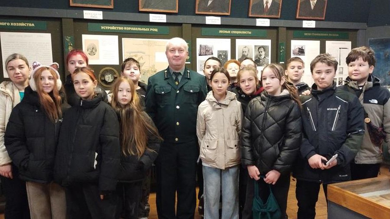 Главная картинка новости: Школьников Чувашии познакомили с лесными работами