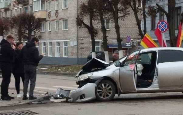 Происшествие на улице Дзержинского в Чебоксарах: автомобиль вылетел на тротуар