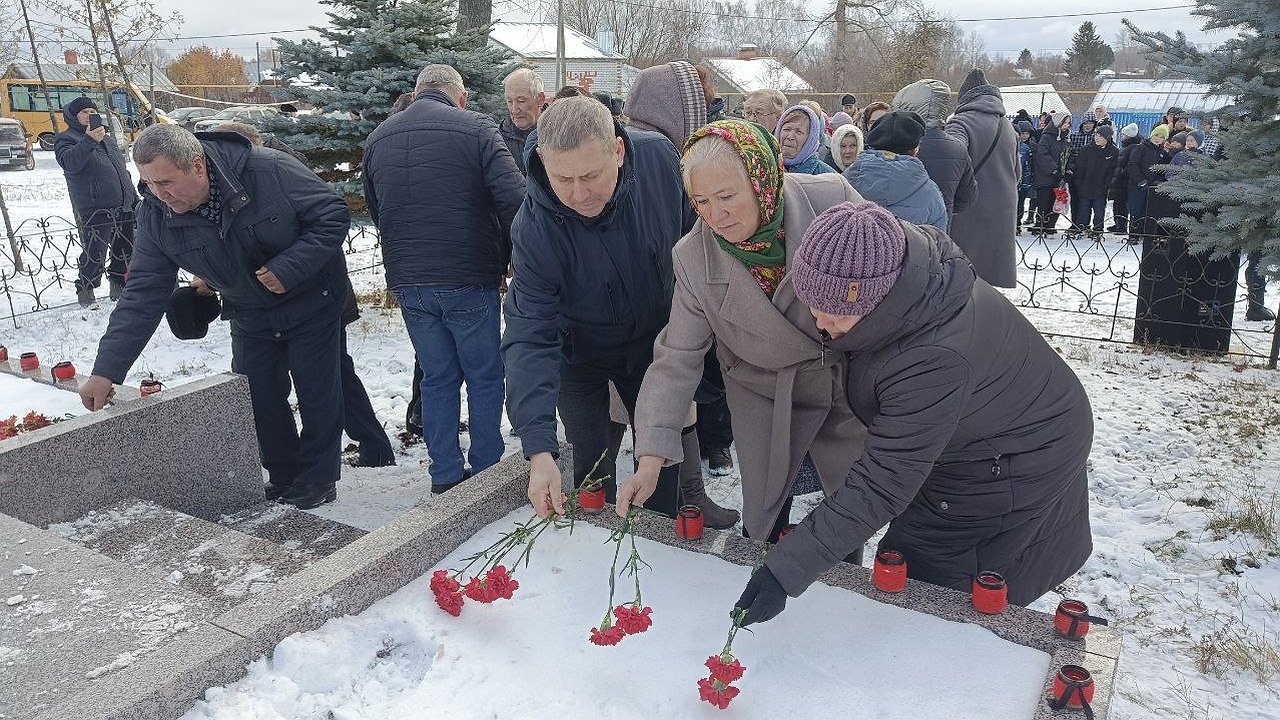 Главная картинка новости: В Чувашии почтили память более сотни погибших в школе Эльбарусово