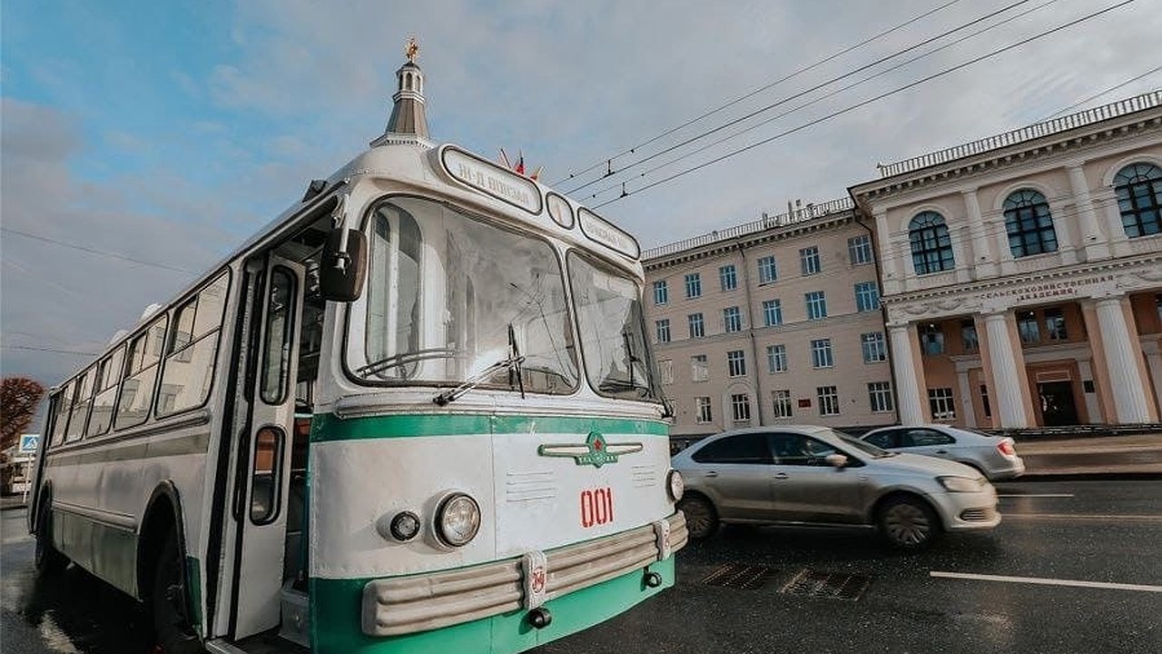 Главная картинка новости: В Чебоксарах ретротроллейбус довез пассажиров с музыкой