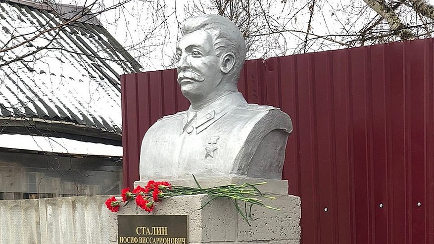 Главная картинка новости: Коммунисты установили в одной из деревень Чувашии второй бюст Сталина