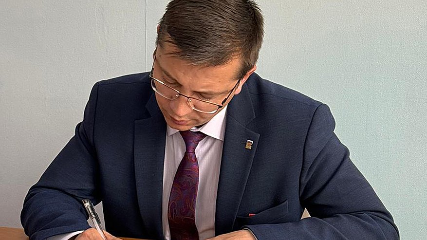 Главная картинка новости: Глава Канаша ушел в отставку после скандала с замерзающим домом