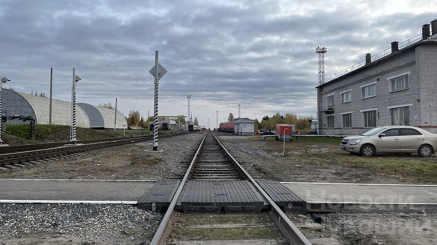 Автобус оказался на пути маневрового локомотива