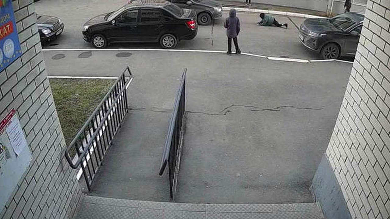 Главная картинка новости: В Чебоксарах мальчик попал под колеса проезжающей Лады