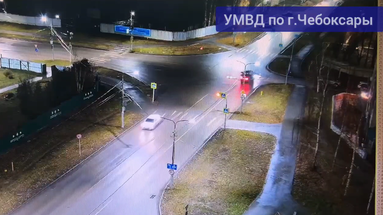 Главная картинка новости: В Чебоксарах столкнулись "Тойота" и Лада": 21-летнего пассажира доставили в больницу с травмами