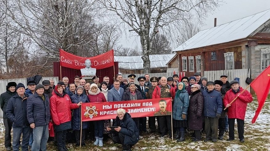 Главная картинка новости: Коммунисты Чувашии пожалуются Зюганову на гонения из-за бюста Сталина
