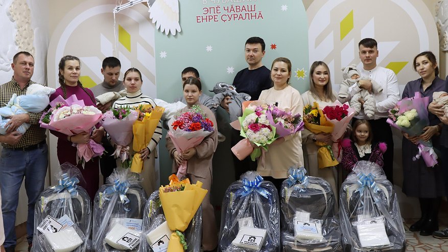 Главная картинка новости: Чебоксарским семьям подарили детские автокресла