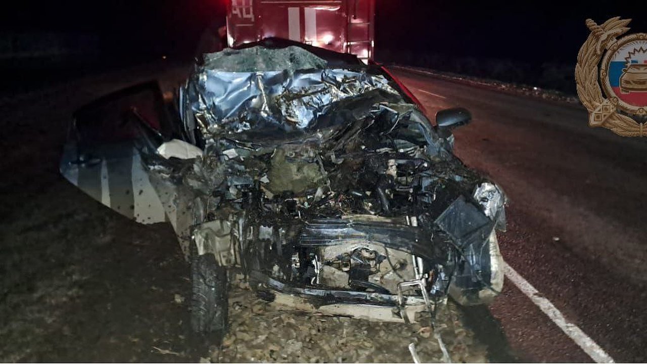 Главная картинка новости: В ДТП с участием грузовика погибли два человека