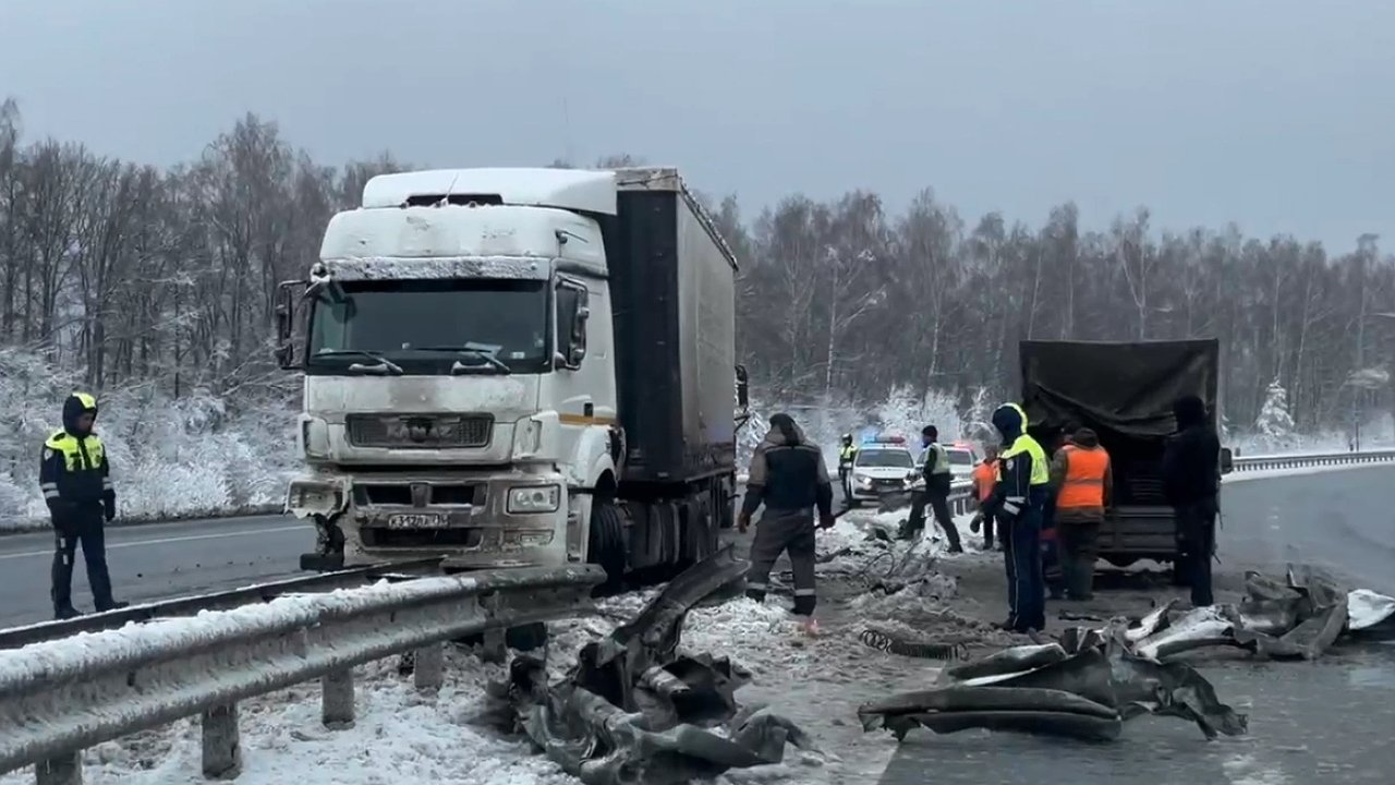 Главная картинка новости: На трассе М-7 около деревни Питикасы фура сложилась "в ножницы"