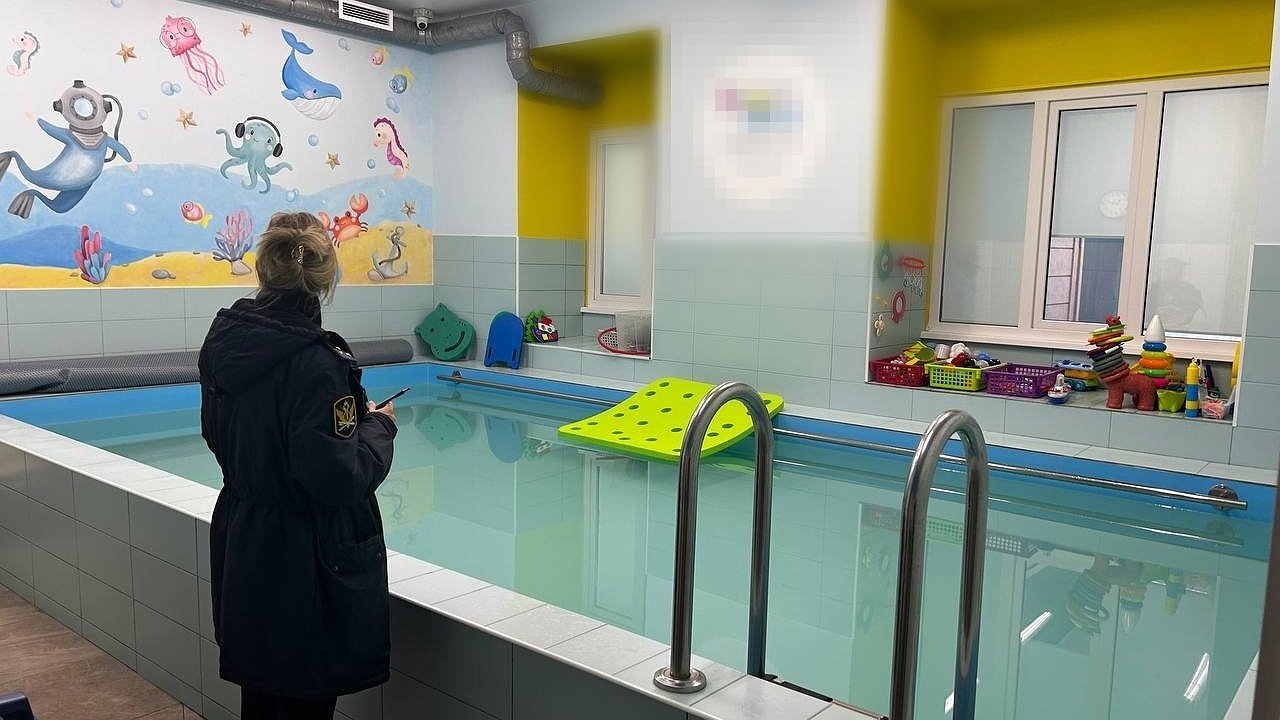 Главная картинка новости: Чебоксарец построил бассейн в жилом доме и разозлил соседей