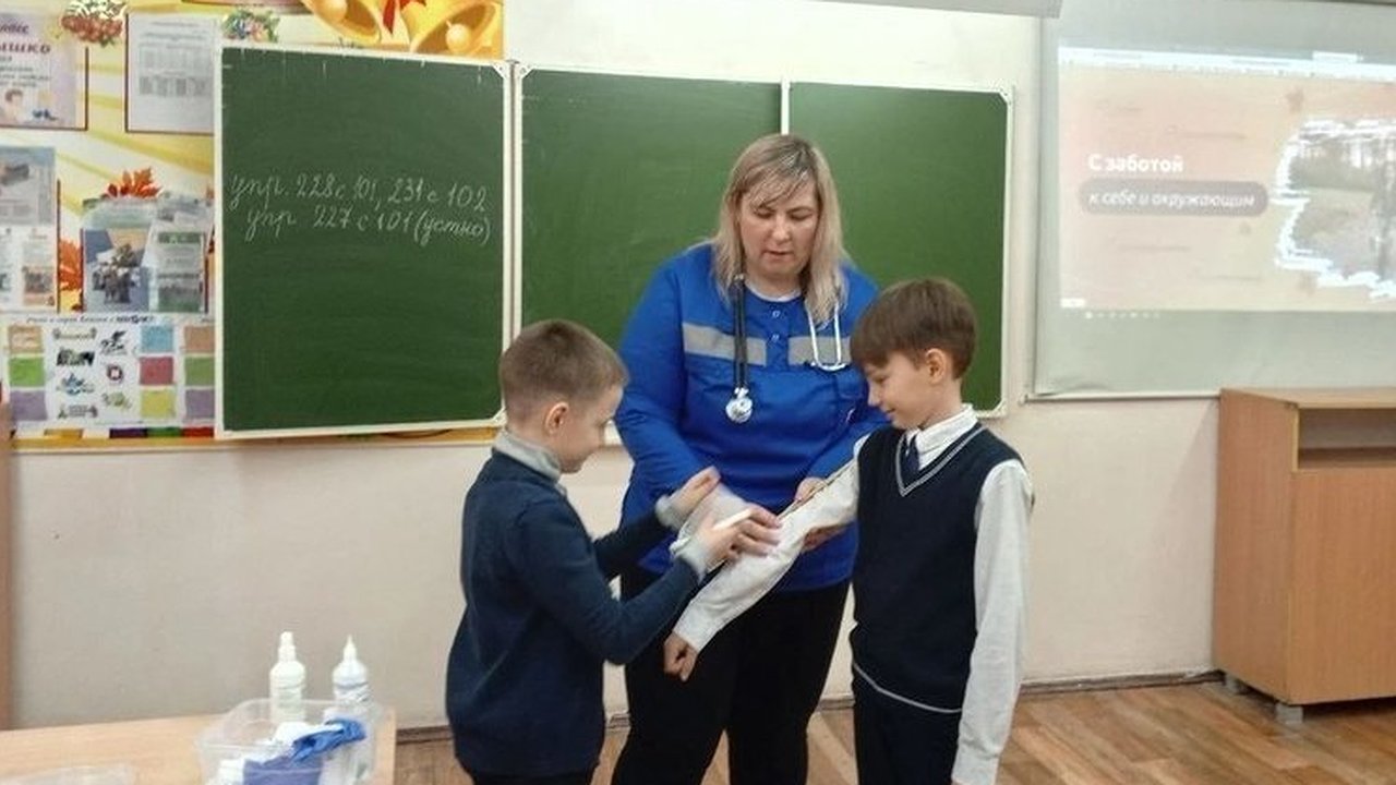 Главная картинка новости: В новочебоксарской школе урок о важном провела фельдшер скорой помощи