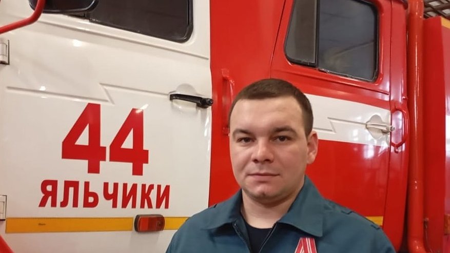 Главная картинка новости: В Чувашии спасатель, рискуя жизнью, спас на пожаре мужчину